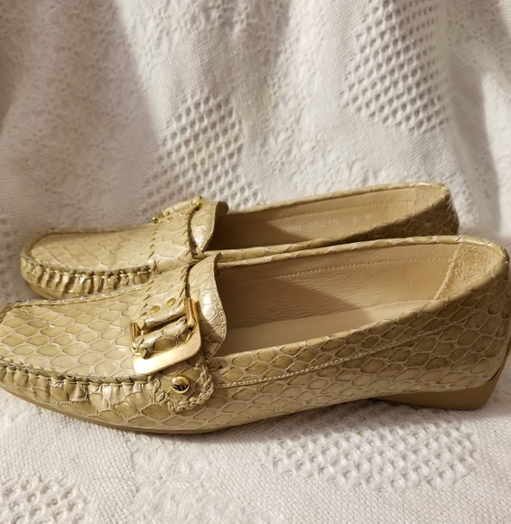 Stuart Weitzman 8 M beige patent driving loafer - Picture 7 of 7